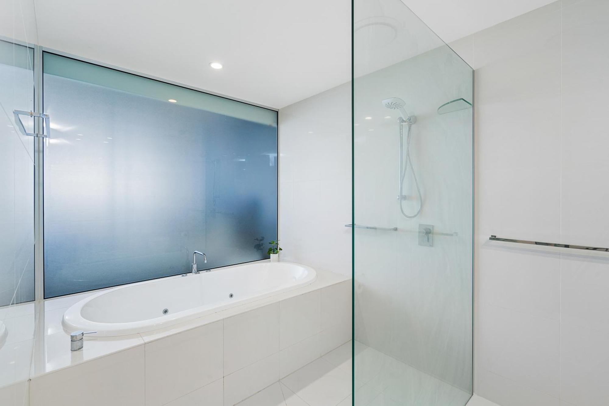 Converted Two Bedroom At Circle On Cavill - Self Contained, Privately Managed - Wow Apartment *