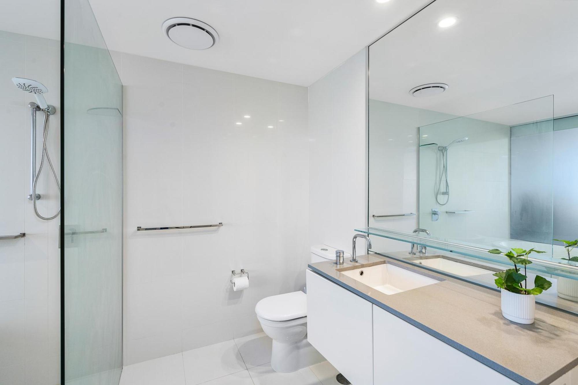 Converted Two Bedroom At Circle On Cavill - Self Contained, Privately Managed - Wow Apartment *